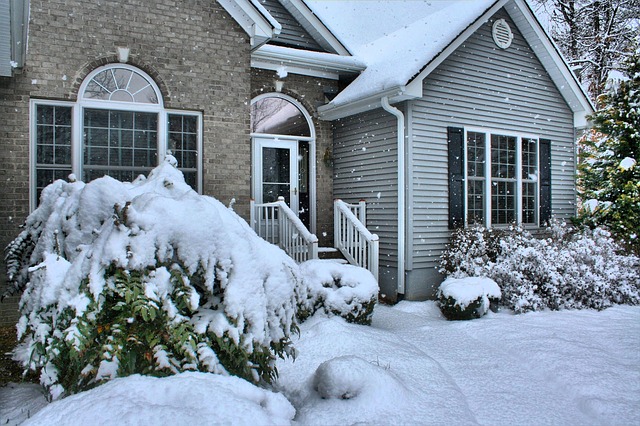 084001_snowy house